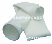 拒水防油針刺氈的生產(chǎn)流程如下： 纖維開松--梳理--鋪網(wǎng)--預刺--主刺--成氈--燒毛--軋光--浸漬PTFE(防水劑)--烘干--定型--軋制--卷裝。 濾布經(jīng)防水防油處理的過濾袋應用在含濕量較大的場